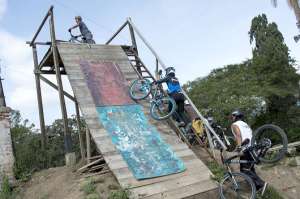 Para ascender a la rampa, los exponentes suben 18 gradas cargando sus bicicletas. Fotos: Fernando Sandoval│El Tel&eacute;grafo