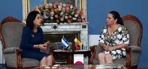 La primera dama de Ecuador, Roc&iacute;o de Moreno (i), dialoga con su par de Honduras, Ana Garc&iacute;a, durante la reuni&oacute;n bilateral.