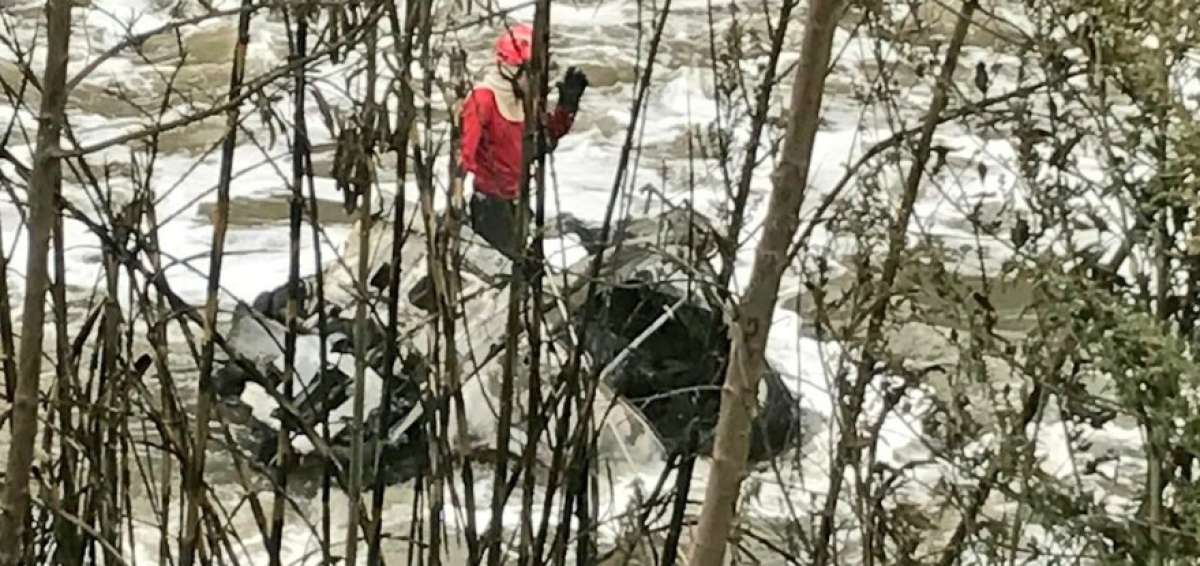 Se realizan labores de rescate del cuerpo del conductor accidentado en el sector del puente de Guayllabamba.