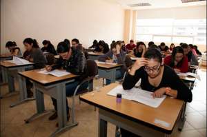 Los estudiantes tuvieron 4 horas para completar las 110 preguntas de selecci&oacute;n m&uacute;ltiple del examen nacional. Foto: Cortes&iacute;a Ceaaces