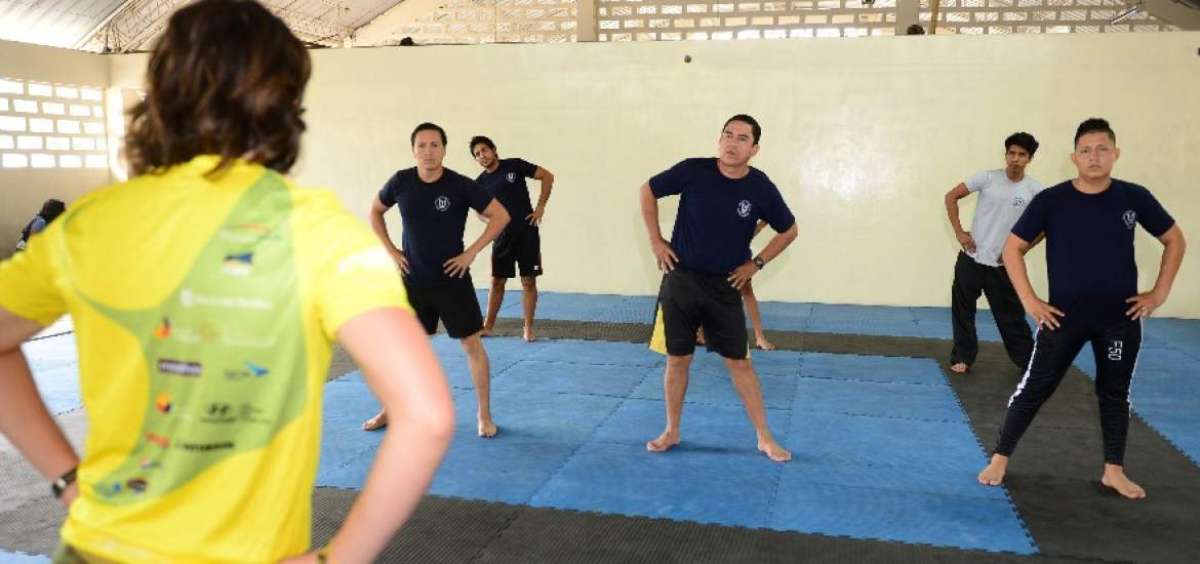 En el gimnasio de la Facultad de Educaci&oacute;n F&iacute;sica  varios estudiantes realizan sus rutinas diarias.