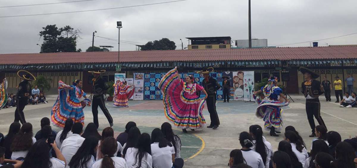 La coqueter&iacute;a, trajes coloridos, los movimientos de caderas y los zapateos cautivaron a los invitados que se dieron cita en el sur de Guayaquil.