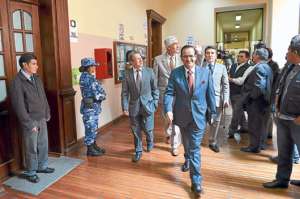 Luis Amoroso Mora (de azul y primero del grupo) se posesion&oacute; ayer en la Alcald&iacute;a de Ambato; el saliente, Fernando Callejas (&uacute;ltimo del grupo y de caqui), estuvo en la ceremonia. Foto: Roberto Ch&aacute;vez