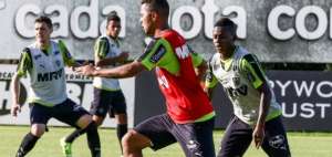 Juan Cazares (d) viaj&oacute; con el plantel de Atl&eacute;tico Mineiro a Per&uacute;; sin embargo, no pudo jugar porque a&uacute;n espera fallo a favor del ecuatoriano que se deslig&oacute; e Banfield.