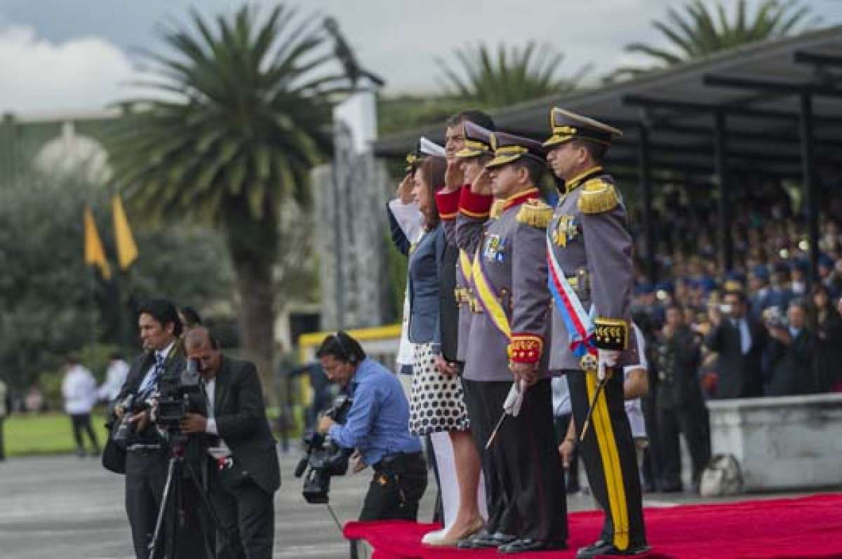 La ceremonia de cambio de mando de las FF.AA. se cumpli&oacute; la ma&ntilde;ana de ayer en la Escuela Superior Militar Eloy Alfaro, en Quito. Foto: Fernando Sandoval.