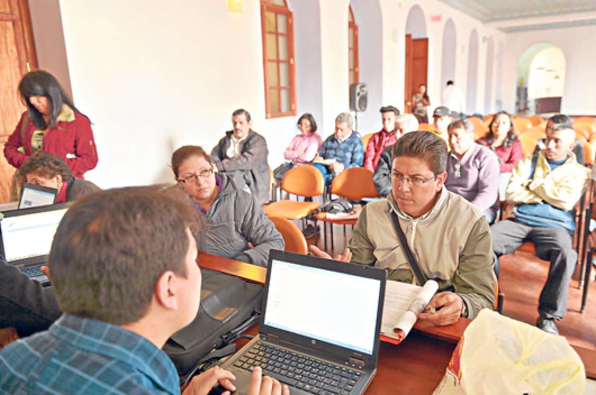 Cuatro funcionarios de Arcsa asesoran a los due&ntilde;os de peluquer&iacute;as, restaurantes, lubricadoras y otros locales, para la obtenci&oacute;n del permiso. Foto: Roberto Ch&aacute;vez / El Tel&eacute;grafo.