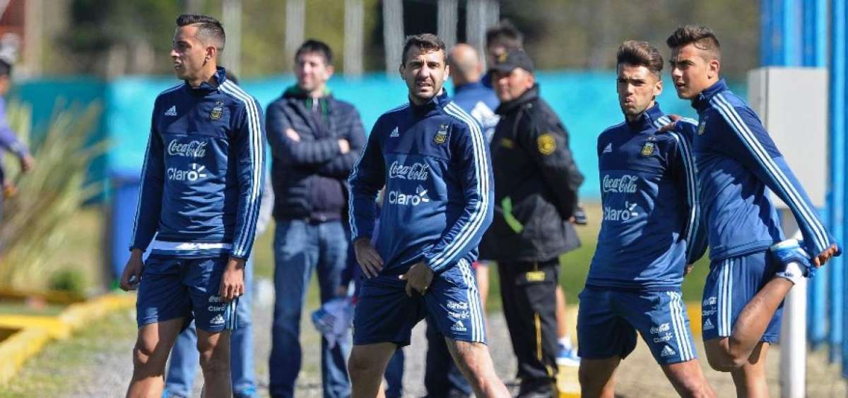 El delantero Lucas Pratto (centro), del Atl&eacute;tico Mineiro de Brasil, volver&aacute; a comandar hoy el ataque de Argentina contra Venezuela, en M&eacute;rida. 
