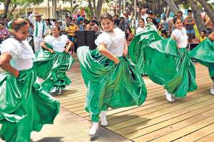 El grupo Sp&oacute;ndylus, organizador del evento cultural, realiz&oacute; el baile de la Iguana. Foto: Mario rodr&iacute;guez / El Tel&eacute;grafo