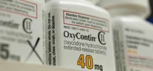 La epidemia de sobredosis por drogas en Estados Unidos comenz&oacute; a principios de la d&eacute;cada de 2010, principalmente vinculada a la prescripci&oacute;n excesiva de Oxycontin y otros analg&eacute;sicos legales.