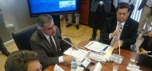 El principal de la Direcci&oacute;n de Aviaci&oacute;n Civil (izq.), Patricio Zavala, propuso reformas legales para que los costos de los boletos se reduzcan.