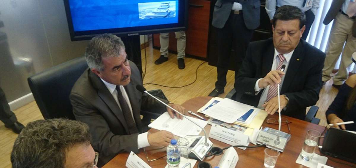 El principal de la Direcci&oacute;n de Aviaci&oacute;n Civil (izq.), Patricio Zavala, propuso reformas legales para que los costos de los boletos se reduzcan.