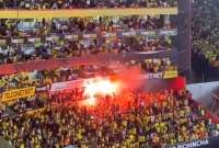 Hinchas prendieron una bengala en el Monumental y esto desató la violencia