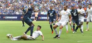 El uruguayo Gast&oacute;n Rodr&iacute;guez (en el piso), de Liga de Quito, le quita la pelota a Brayan Angulo, de Emelec, durante el duelo entre &lsquo;el&eacute;ctricos&rsquo; y &lsquo;albos&rsquo;. El &lsquo;Ballet&rsquo; acumul&oacute; su tercera derrota consecutiva, segunda en el torneo local.