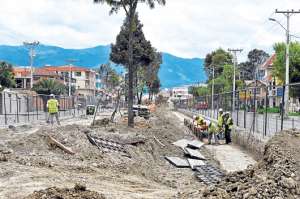 En el sector del Control Sur y Milchichig, al oeste de la capital azuaya, hay poco personal ejecutando las obras del sistema de transporte. Foto: Jos&eacute; Luis LLivisaca | El Tel&eacute;grafo