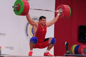 Lovchev, de 26 a&ntilde;os, alz&oacute; en el envi&oacute;n 264 kilos para conseguir su nueva marca.