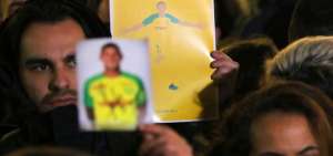Varias personas participan en una vigilia de apoyo al futbolista argentino Emiliano Sala, anoche, en Nantes (Francia).
