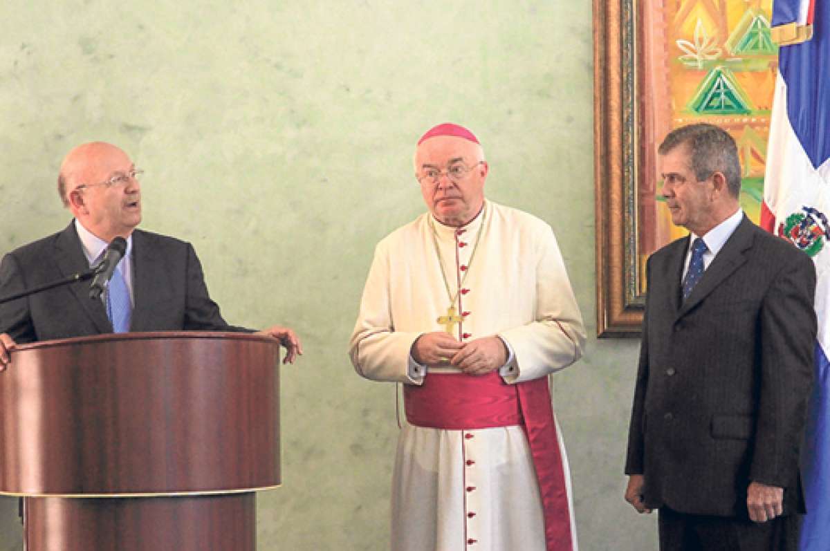 Cuando Wesolowski (centro) fue nuncio de Rep&uacute;blica Dominicana habr&iacute;a contratado a adolescentes para mantener sexo. Fue acusado en junio pasado. Foto: AFP