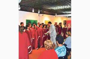 Coro de la CCE, del  Guayas, en Hospital del D&iacute;a del IESS