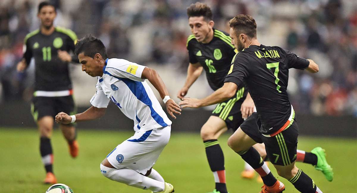 Las selecciones de El Salvador y de M&eacute;xico se enfrentaron la noche del viernes en el estadio Azteca, por la cuarta jornada de las eliminatorias. Foto: AFP