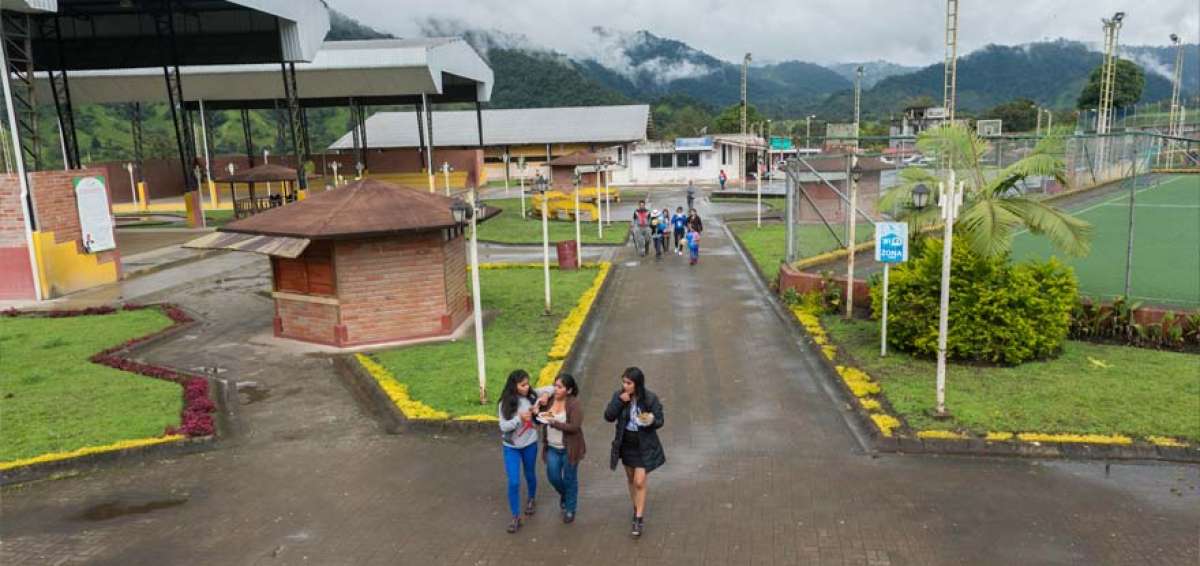 Mientras en redes sociales circulaba un video falso de la erupci&oacute;n del volc&aacute;n Reventador, en el Coliseo del Polideportivo El Chaco se graduaron 90 bachilleres.