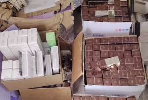 Más de 5.000 productos irregulares fueron decomisados  en dos operativos realizados en Guayaquil y Ambato. Los cosméticos no tenían registro sanitario y representaban un riesgo para la salud de los consumidores.