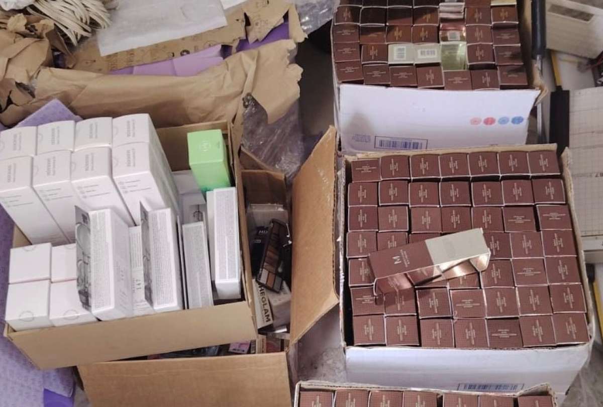Más de 5.000 productos irregulares fueron decomisados  en dos operativos realizados en Guayaquil y Ambato. Los cosméticos no tenían registro sanitario y representaban un riesgo para la salud de los consumidores.