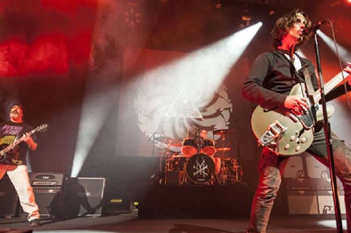 En primer plano: Chris Cornell, vocalista de Soundgarden; en segundo: Kim Thayil, guitarrista. La banda est&aacute; de gira por las capitales m&aacute;s pobladas de Am&eacute;rica del Sur. Foto: Internet