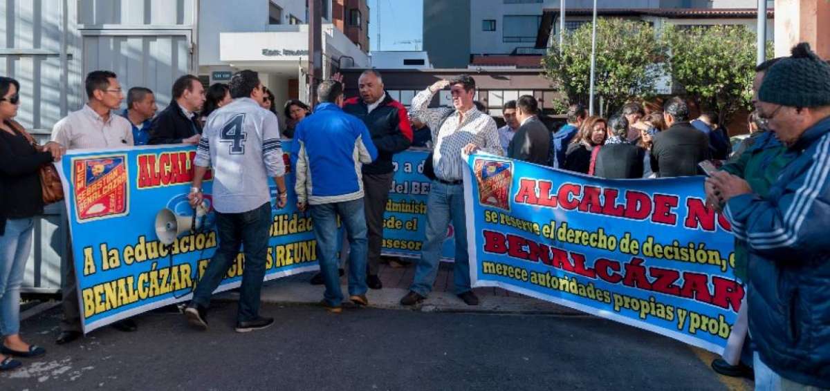 Padres de familia del Colegio Benalc&aacute;zar protestaron por inestabilidad de autoridades
