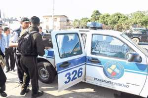 Un polic&iacute;a fue detenido por conducir una motocicleta sin portar licencia para hacerlo. Foto: Eduardo Escobar / El Tel&eacute;grafo
