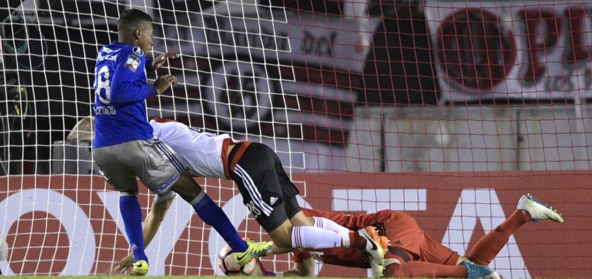 Ayrton Preciado (azul) aprovecha un error del arquero y el zaguero de River Plate para marcar el 1-0 parcial.