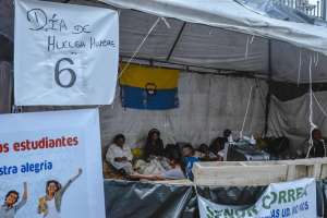 Los padres se encuentran afuera del colegio Mej&iacute;a. Un equipo m&eacute;dico les realiz&oacute; un chequeo para evitar complicaciones en su salud. Foto: Andr&eacute;s Darquea / EL TEL&Eacute;GRAFO