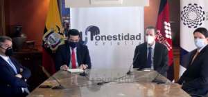 Patricio Alarc&oacute;n (centro), presidente de la C&aacute;mara de Comercio de Quito, fue uno de los que presentaron el manifiesto contra la corrupci&oacute;n. 