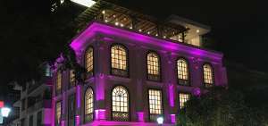 La Casa Rosada, ubicada sobre el malec&oacute;n de la ciudad, es uno de los referentes de la historia de Manta. Hoy, restaurada, tiene usos comerciales.  