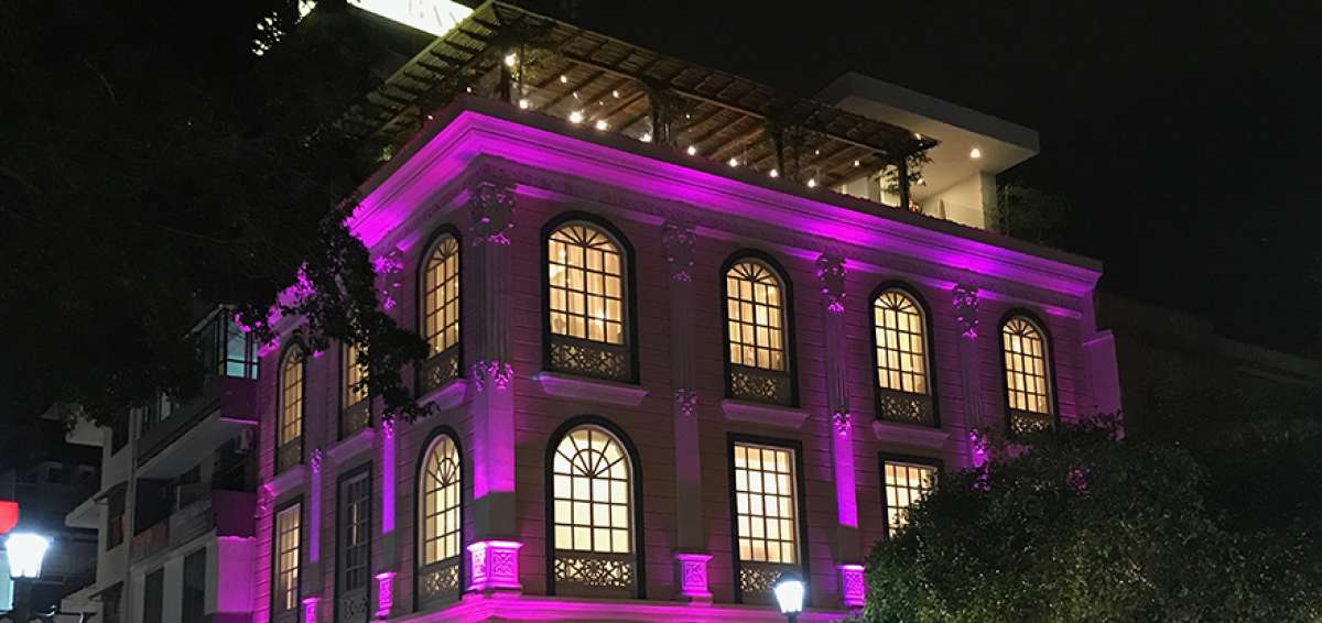 La Casa Rosada, ubicada sobre el malec&oacute;n de la ciudad, es uno de los referentes de la historia de Manta. Hoy, restaurada, tiene usos comerciales.  