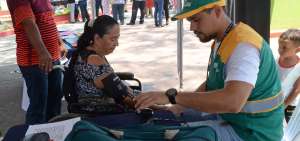 Una moradora de Chong&oacute;n recibe atenci&oacute;n por parte de un m&eacute;dico del barrio.