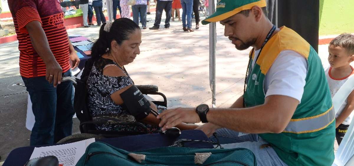 Una moradora de Chong&oacute;n recibe atenci&oacute;n por parte de un m&eacute;dico del barrio.