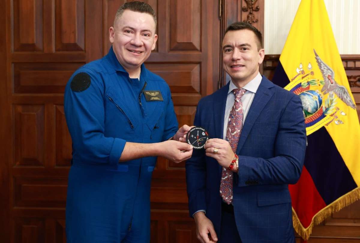Juan Fernando Salinas (izq.) junto al presidente Daniel Noboa, en Carondelet. 