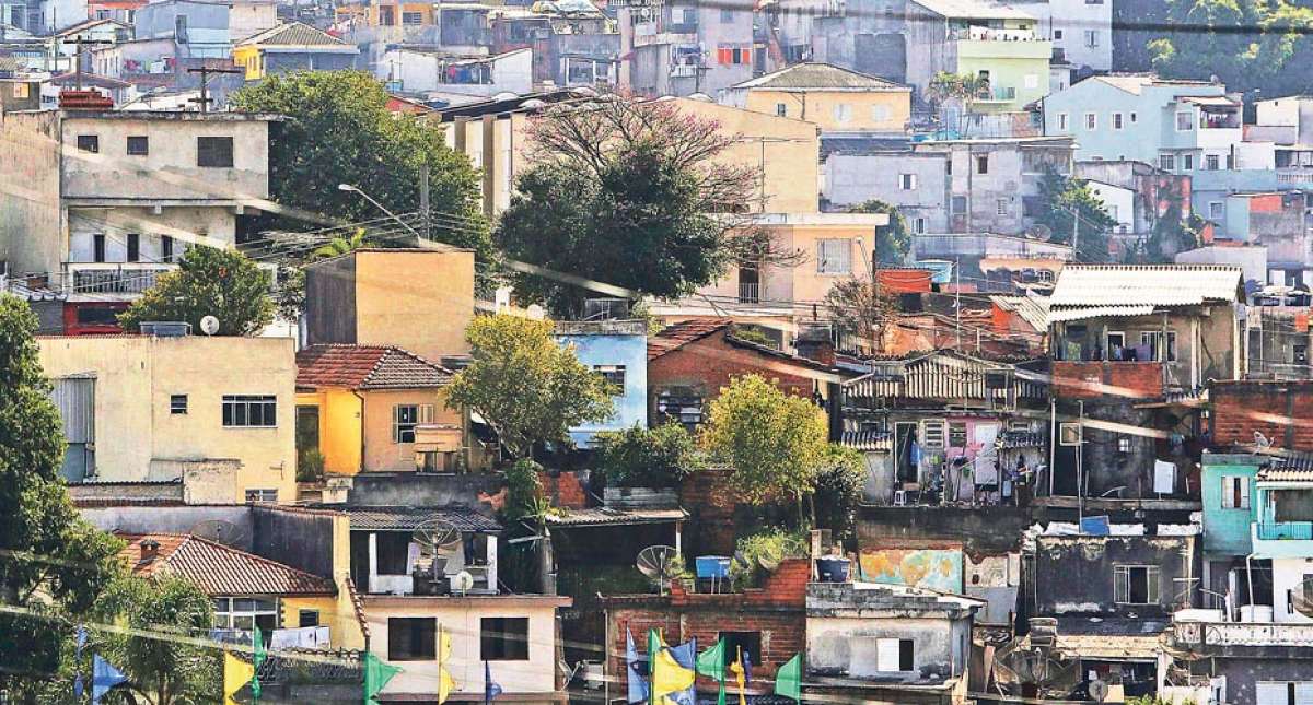 Detr&aacute;s de sus cuestas, que adornan el paisaje del sector, aparece una zona m&aacute;s humilde, donde se sienten poco los beneficios por la organizaci&oacute;n del Mundial. Foto: AFP