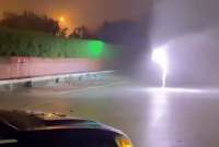 Un video que circula en redes sociales muestra un extraño fenómeno. Se trata de una esfera luminosa flotando en un estacionamiento en Nueva York.