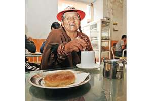 Lupe Fajardo es una de las clientes &lsquo;n&uacute;mero uno&rsquo; de Mam&aacute; Aurora, donde se sirve el mejor pan con nata. Fotos: Jose Luis Llivisaca, Fabricio Cruz, Hugo Pitisaca