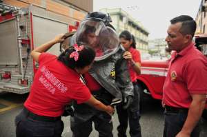 Los trajes encapsulados que posee el Cuerpo de Bomberos de Manta tienen un promedio de uso de 4 a&ntilde;os. Foto: Rodolfo P&aacute;rraga / El Tel&eacute;grafo
