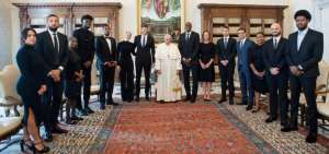 Papa Francisco se re&uacute;ne con jugadores de la NBA que luchan contra el racismo