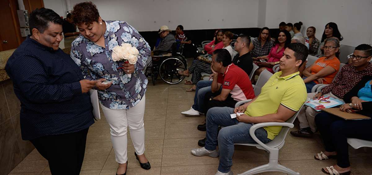 Alexandra Ch&aacute;vez (izq.), de 41 a&ntilde;os, y Michelle, de 23, revisan las c&eacute;dulas que les entreg&oacute; un funcionario del Registro Civil. En esta &aacute;rea los usuarios las observaron sorprendidos.