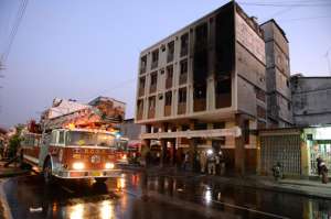 Los bomberos evitaron que las llamas causen m&aacute;s da&ntilde;os en el edificio. Foto: Eduardo Escobar.