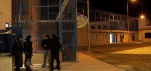 Personal del Centro de Rehabilitaci&oacute;n vigila los alrededores. 