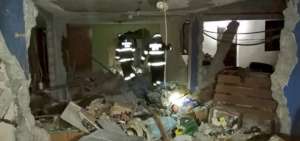 Bomberos inspeccionaron la vivienda afectada tras la explosi&oacute;n. 