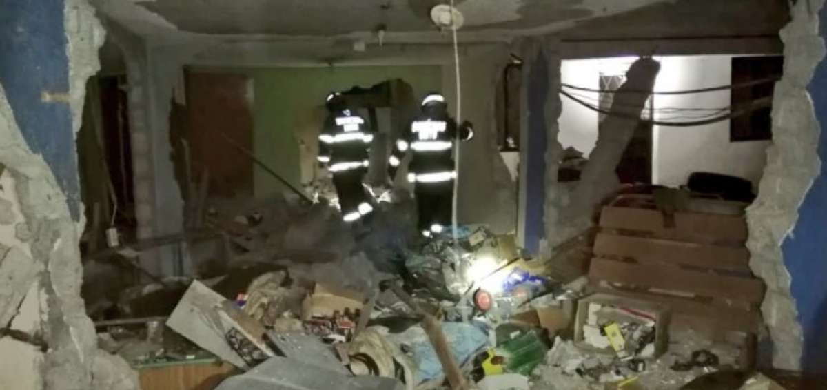 Bomberos inspeccionaron la vivienda afectada tras la explosi&oacute;n. 