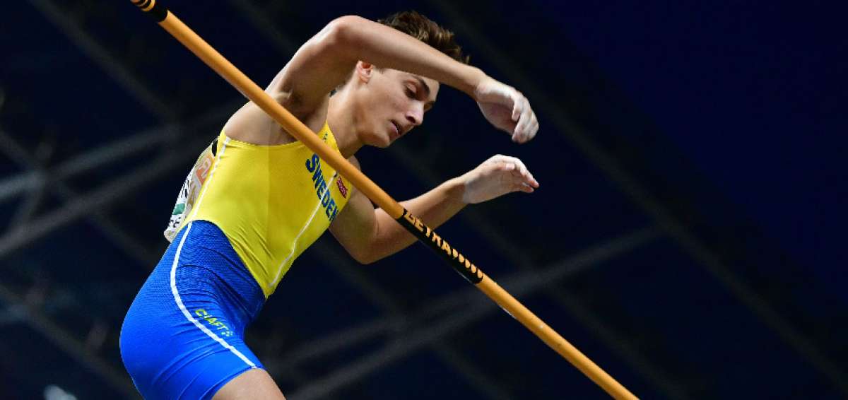 Armand Duplantis, con apenas 18 a&ntilde;os, super&oacute; la barrera de los 6 metros en el salto con p&eacute;rtiga. 