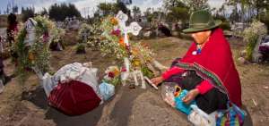 Una mujer en el cementerio de Salasaca, en Tungurahua. El D&iacute;a de los Difuntos que se celebra el 2 de noviembre es parte del feriado.