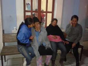 Familiares de los fallecidos del accidente esperaban noticias en el hospital de Alaus&iacute;. 